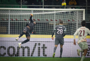 Maignan in azione contro la Roma