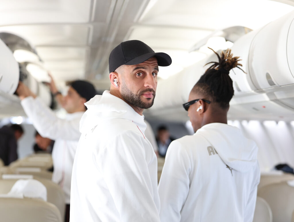 walker-paparazzato-mentre-vola-a-manchester-con-un-aereo-low-cost