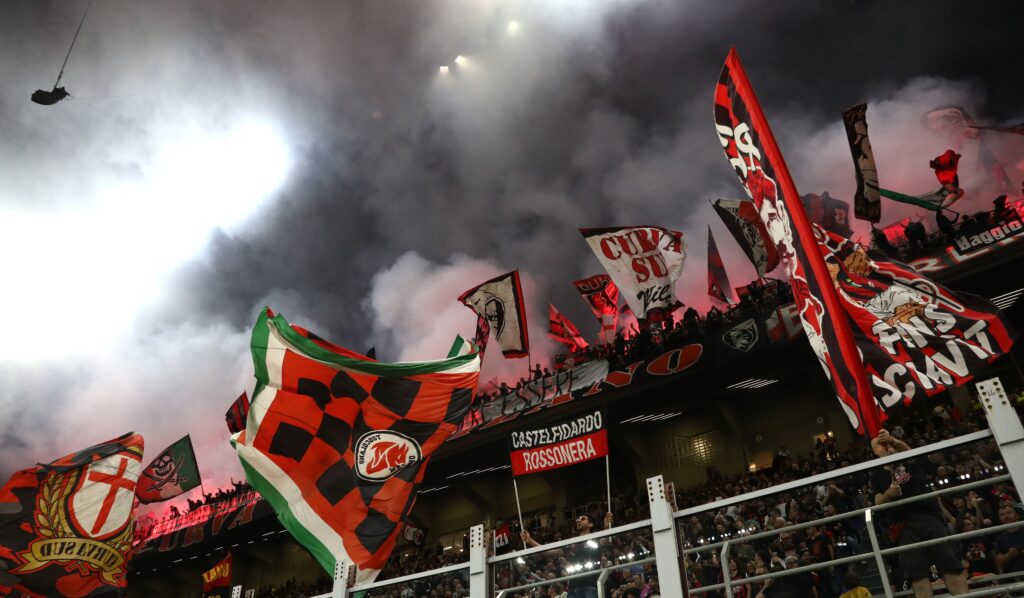 Milan-tifosi-crisi-filo-rosso-stagione-fallimentare