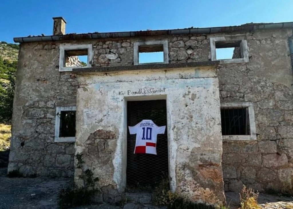 gvardiol-omaggio-luka-modric-casa-infanzia-milan-croazia