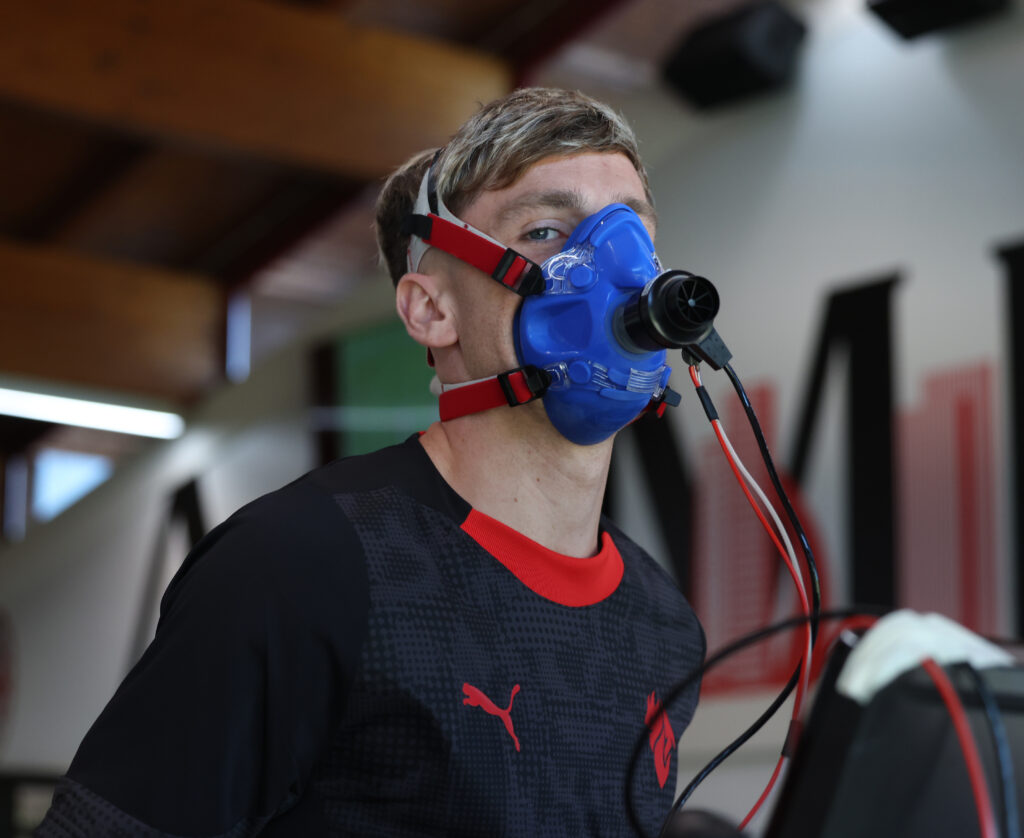 la-prima-novita-di-allegri-a-milanello-dai-test-alla-preparazione-con-le-maschere-in-stile-real-madrid-maschere-ipossiche