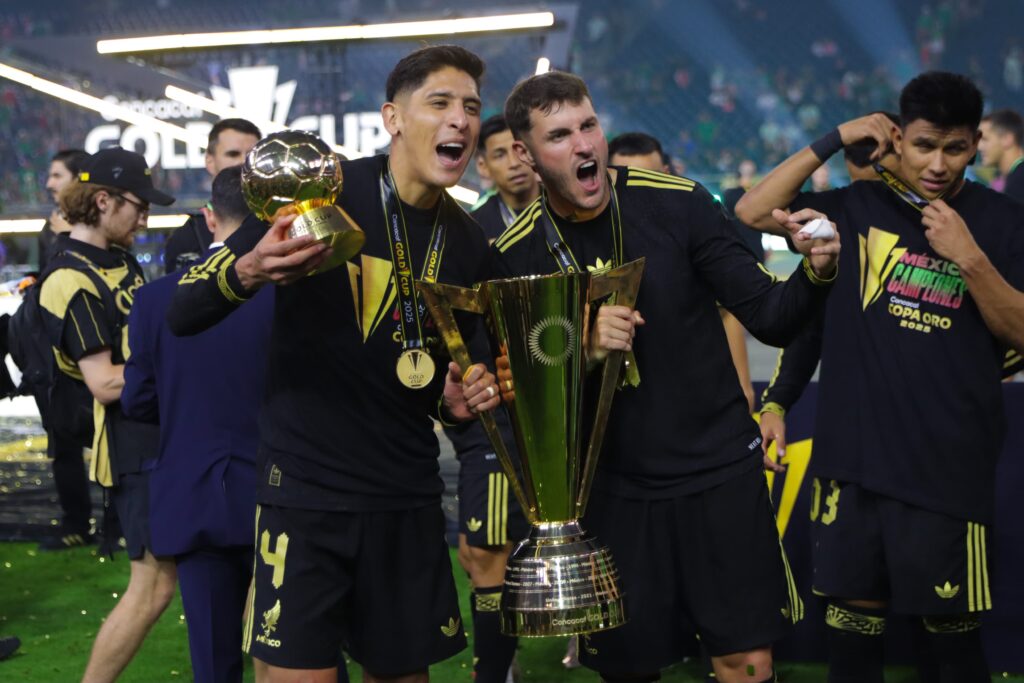 santiago-gimenez-bebote-finale-gold-cup-stati-uniti-messico-infortunio-mano-houston-texas