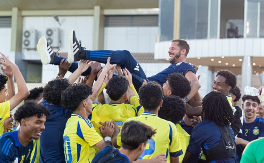 ex-milan-luca-antonini-saluta-alnassr-u17