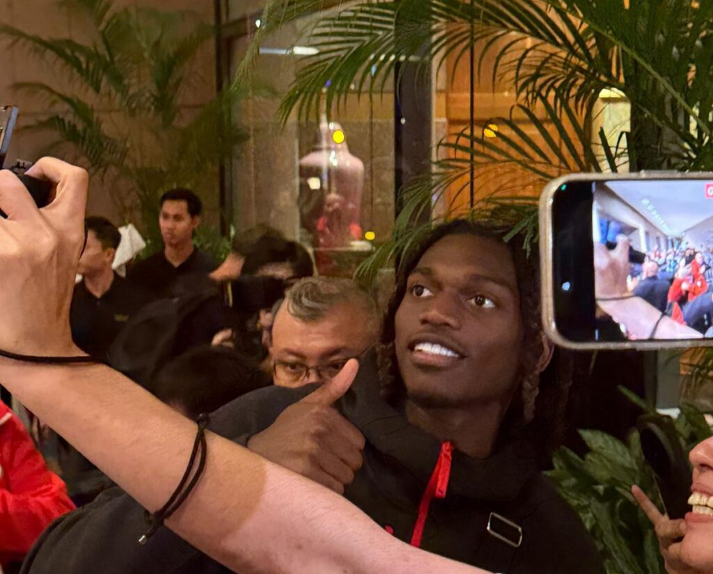 milan-club-singapore-accoglie-rafa-leao-maglie-selfie-acclamazioni-conrad-singapore-marina-bay