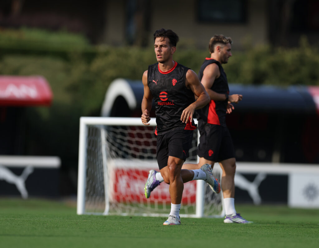 jashari-rottura-del-perone-dopo-un-scontro-in-allenamento-con-gimenez-tempi-di-recupero-esami-aggiornamenti-ultima-ora-milan