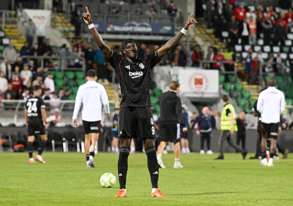 video-ex-milan-abraham-debutto-da-sogno-con-il-besiktas-tripletta-in-29-minuti-conference-league