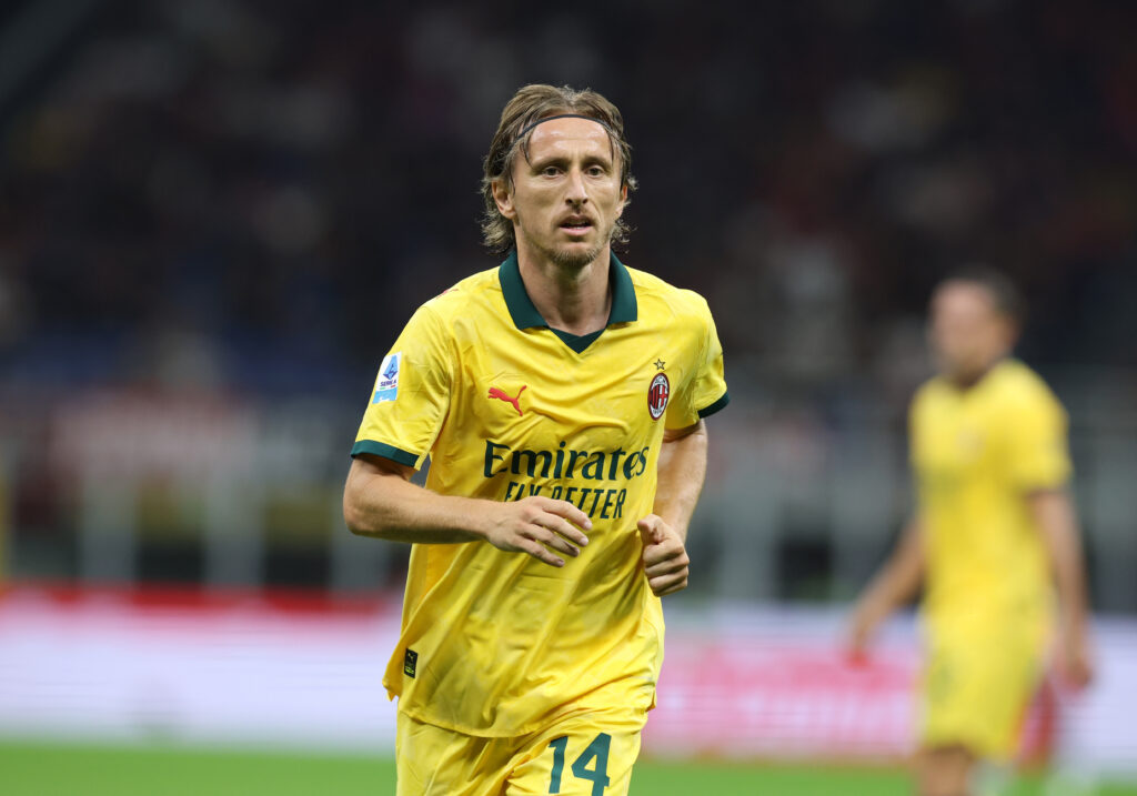 milan-fiorentina-rossoneri-in-campo-con-la-maglia-gialla