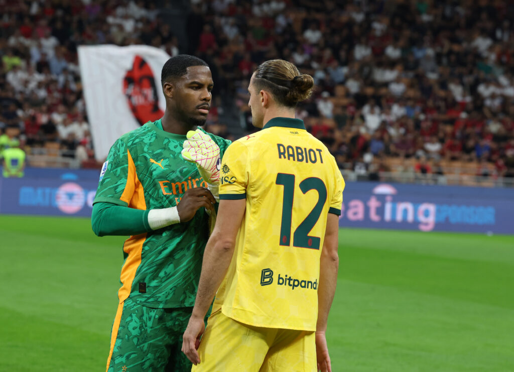 maignan-zoppica-stampelle-san-siro-milan-bologna-infortunio-polpaccio-condizioni-pavlovic-risentimento-flessore-recupero-ko-ultima-ora-aggiornamenti