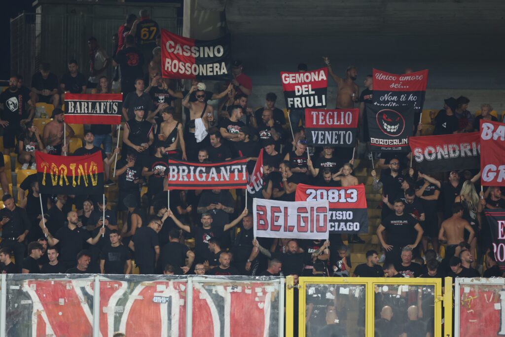 curva-sud-san-siro-milan-udinese-blu-energy-stadium-post-social-comunicazione