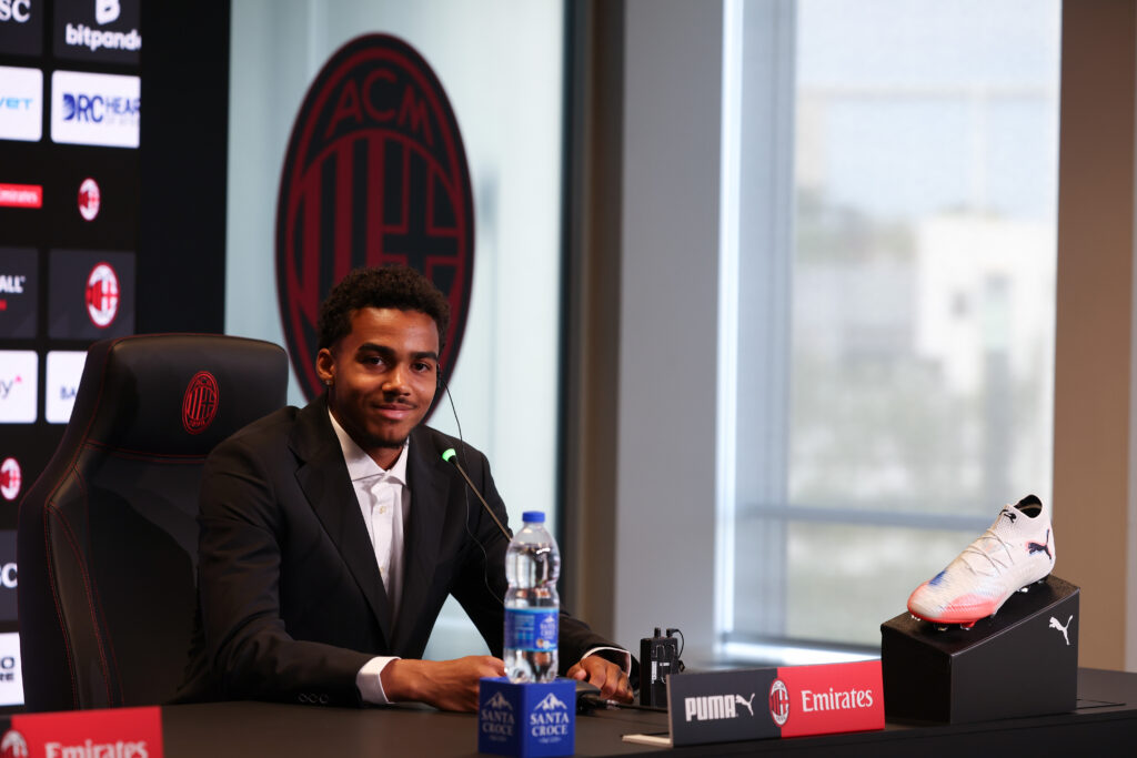 david-odogu-conferenza-stampa-presentazione-casa-milan-tv-news-dichiarazioni-frasi-parole