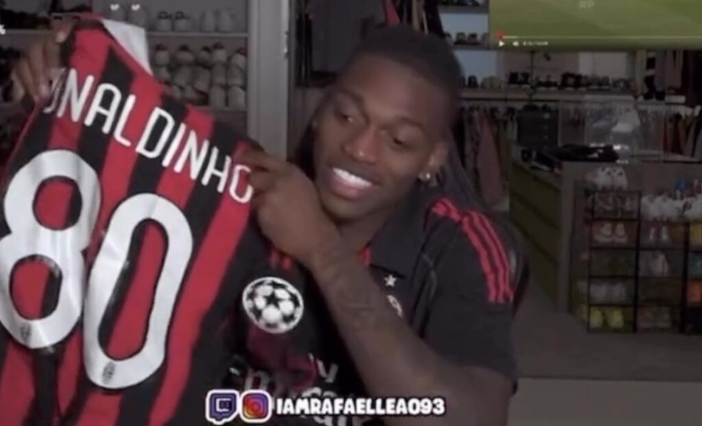 leao-twitch-ronaldinho-puoi-firmare-questa-maglia-cosi-mi-passi-le-skills