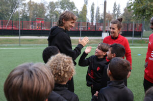 modric-in-visita-al-vismara-una-bella-emozione-per-i-piccoli-rossoneri