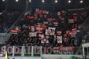 milan-in-difficolta-ma-fra-giocatori-e-tifosi-a-bergamo-cori-e-saluti