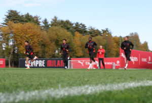 Allenamento in campo oggi a Milanello per Odogu, Nkunku, Tomori e Athekame. Ancora lavoro personalizzato e a parte rispetto al resto del gruppo, invece, per Estupinan e Loftus-Cheek,