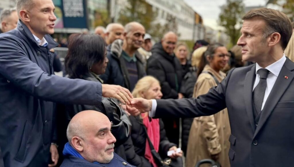 10-anni-dopo-lattentato-di-parigi-shevchenko-stringe-la-mano-a-macron