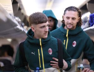 il-milan-a-roma-tare-e-allegri-i-primi-a-scendere-dallaereo