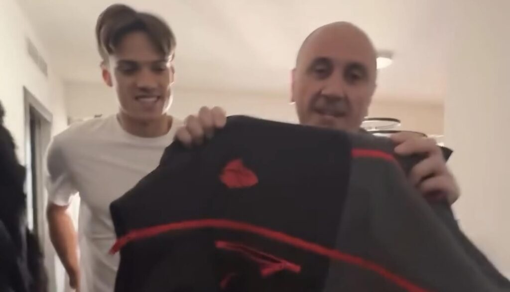 instagram-ecco-la-mia-felpa-e-ricci-fa-felice-un-grande-tifoso-rossonero