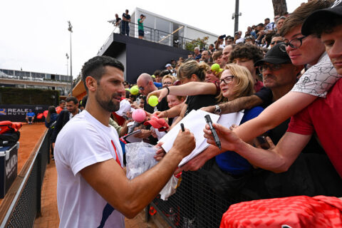 tifosi-milan-djokovic-allenamento-show-a-piazza-del-popolo-cuore-di-roma