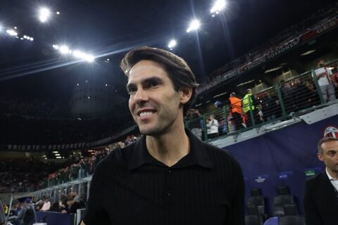 kaka-davanti-a-new-york-ha-gia-la-coppa-del-mondo-in-mano