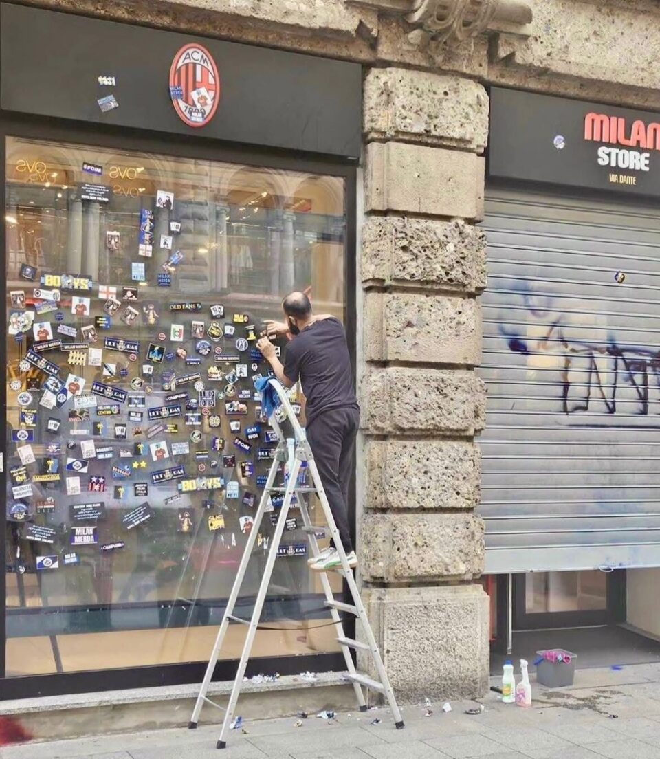 Scudetto dell'Inter, durante i festeggiamenti imbrattato il Milan Store di Milano
