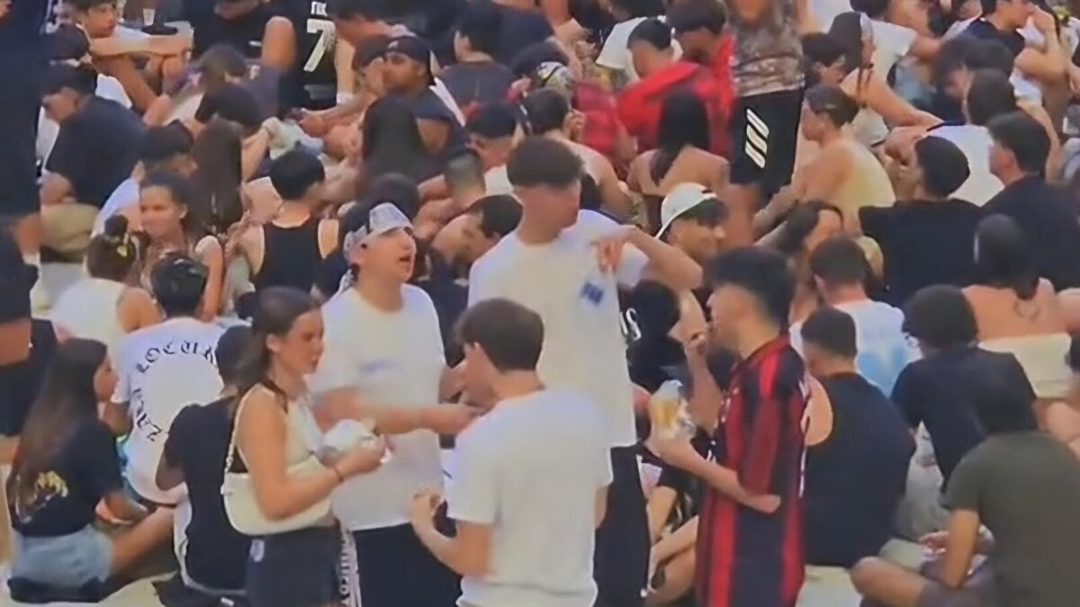 Ospite di Tedua, anche Lazza super tifoso rossonero. E quando i fan sanno che c'è lui, vengono a San Siro vestiti di rossonero...