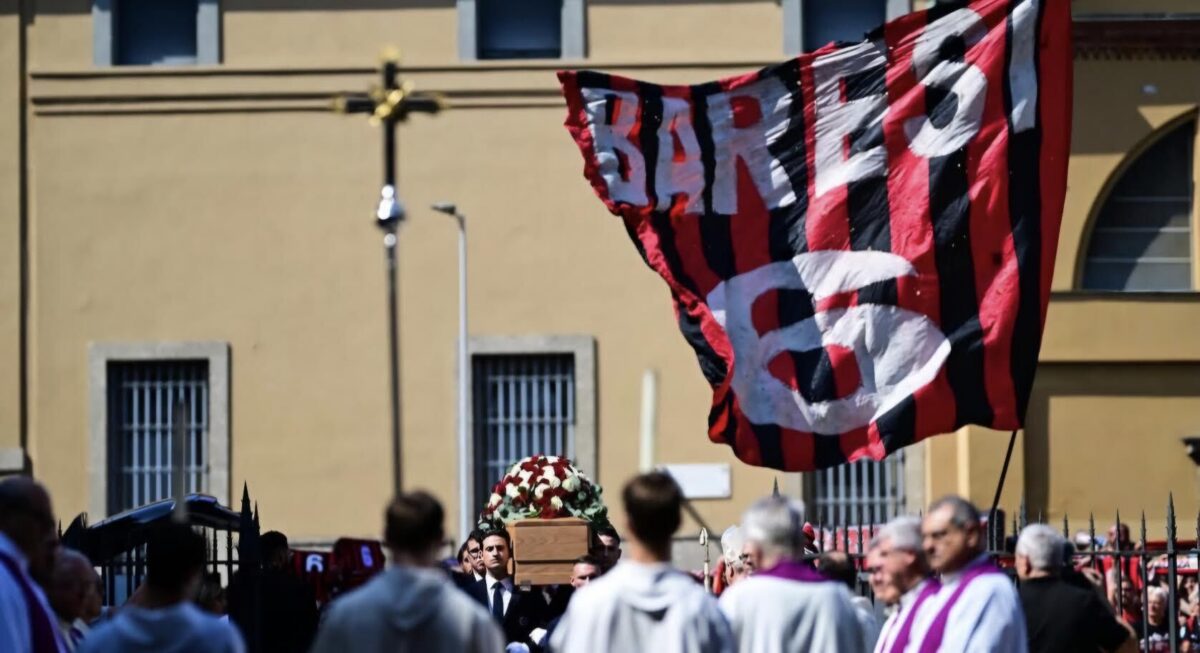 una-bara-a-testa-alta-la-bandiera-e-tantissimi-tifosi-come-sempre-franco-baresi