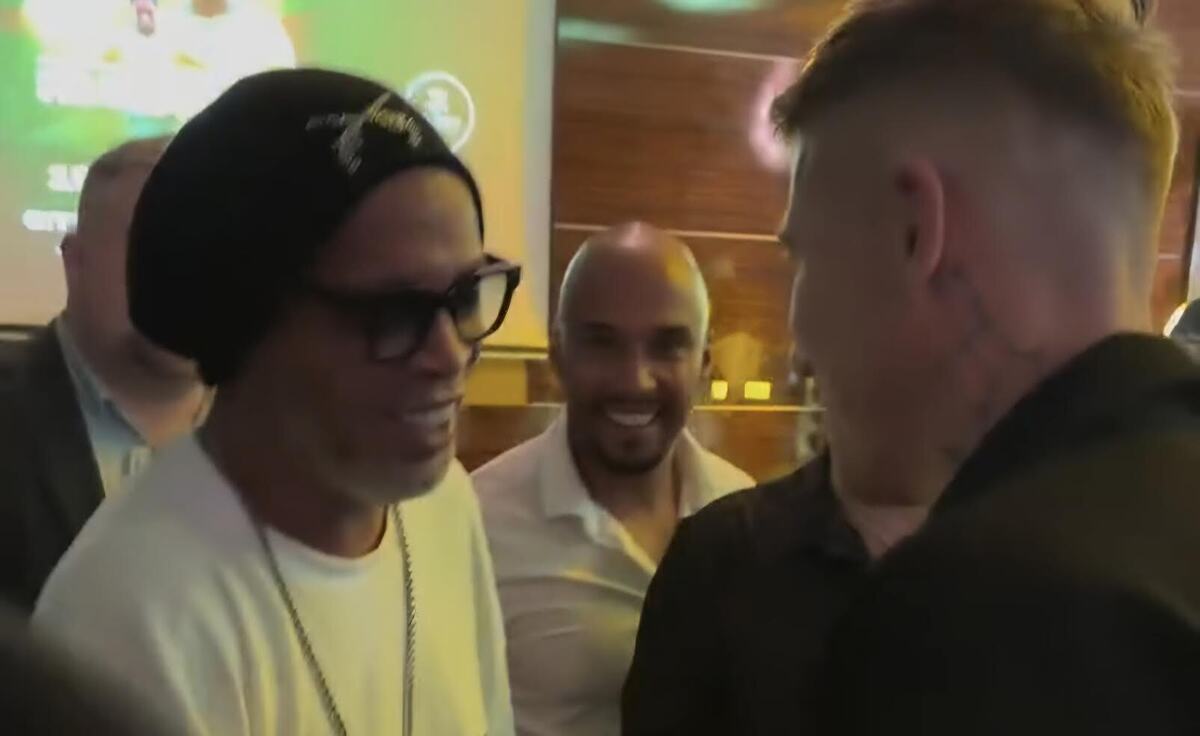 le-stelle-brasiliane-e-ronaldinho-sfilano-a-trnava-kucka-accoglie-r10
