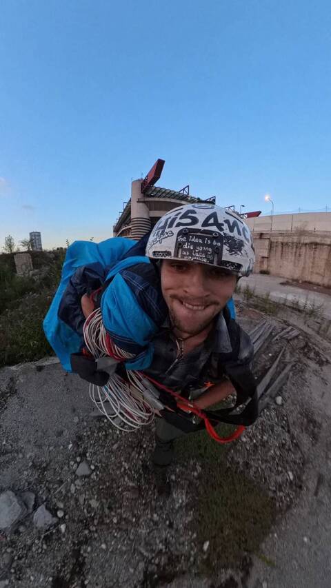 Adam Lockwood dopo il suo salto da sopra San Siro