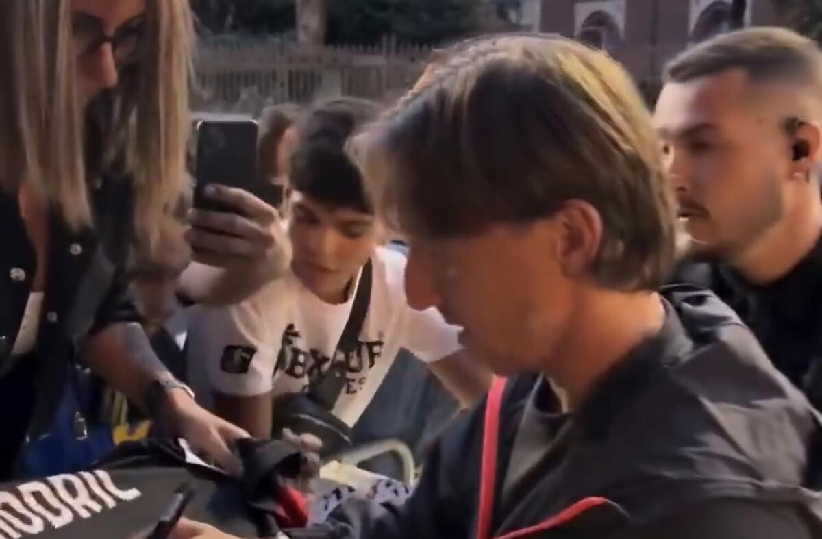 il-compleanno-della-tifosa-rossonera-e-luka-modric-festa-in-strada