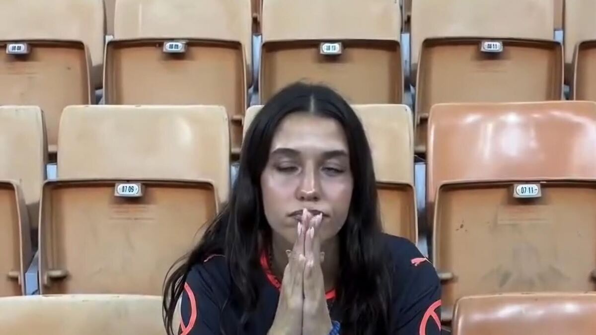 milan-benfica-mood-sara-pili-prima-si-frega-le-mani-poi-mani-giunte
