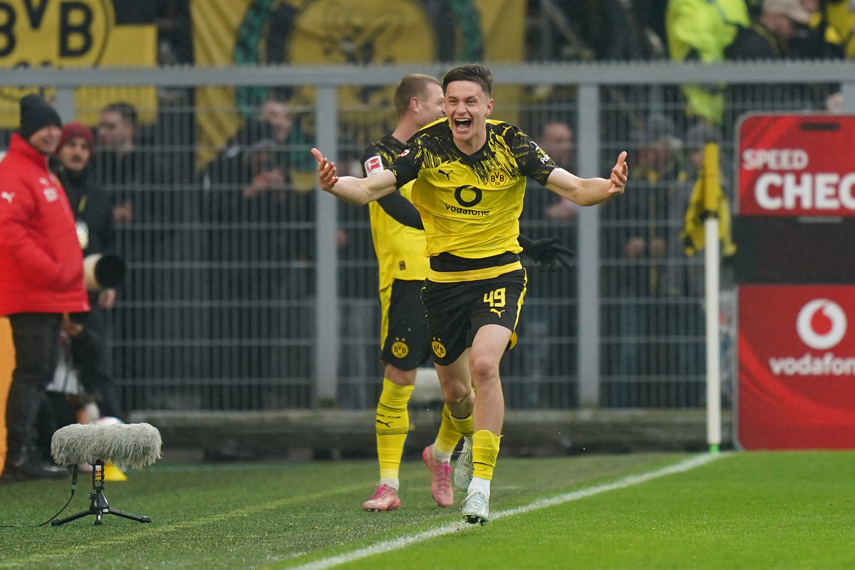 Borussia Dortmund v FC Augsburg - Bundesliga