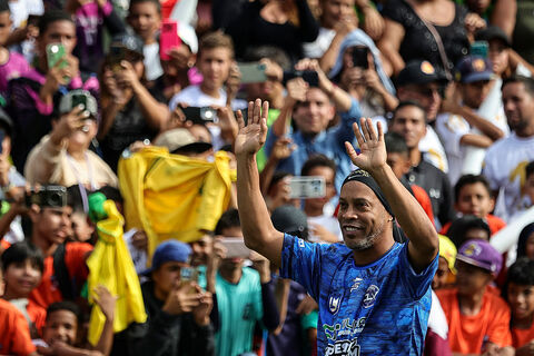 Ronaldinho Visits Venezuela