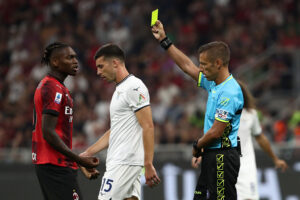 In Pisa-Inter ad esempio ci sono 3 esempi chiari sui gialli. Inter: 15 falli falli, 1 ammonito: Acerbi. Pisa: 13 falli falli, 2 ammoniti.