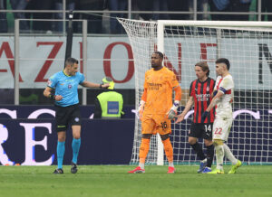 Maignan, ammonizione e multa. Fikayo Tomori ha protestato in maniera vibrante e continuativa nei confronti di Mariani dopo la decisione di concedere il calcio di rigore al Genoa. Ed è stato ammonito per questo, non per l'esultanza.