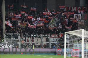 cagliari-squadra-rossonera-sotto-la-curva-al-termine-della-sfida