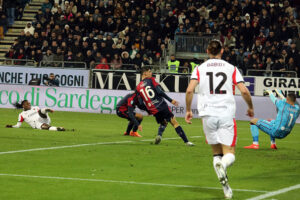 Rafael Leao al momento del tiro decisivo a Cagliari (Photo by Claudio Villa/AC Milan via Getty Images)
