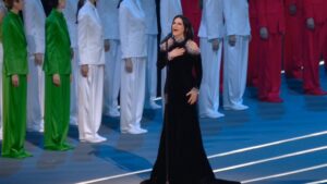 milanista-mozzafiato-laura-pausini-incanta-san-siro-con-linno-di-mameli