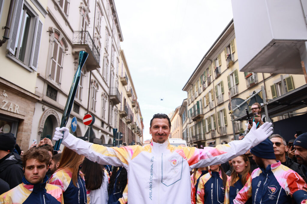 grande-zlatan-dalla-strada-ibra-a-braccia-aperte-per-i-giochi-milanesi