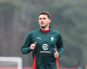 milanello-santiago-gimenez-in-gruppo-con-la-squadra-tutte-le-foto