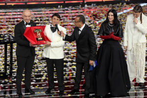 sanremo-e-finito-ma-resta-virale-il-forza-milan-di-lazza-a-laura-pausini