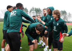 milanello-santiago-gimenez-in-gruppo-con-la-squadra-tutte-le-foto