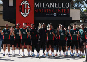 la-squadra-e-i-tifosi-un-tuttuno-a-milanello