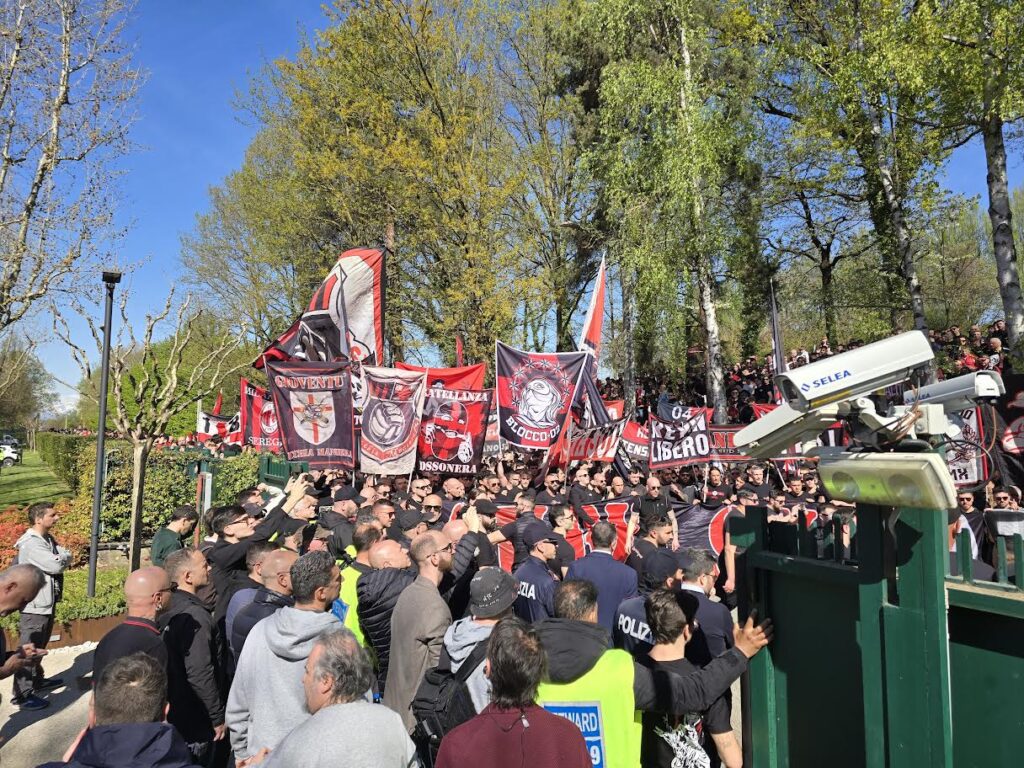 milanello-e-i-tifosi-rossoneri-davvero-impressionanti